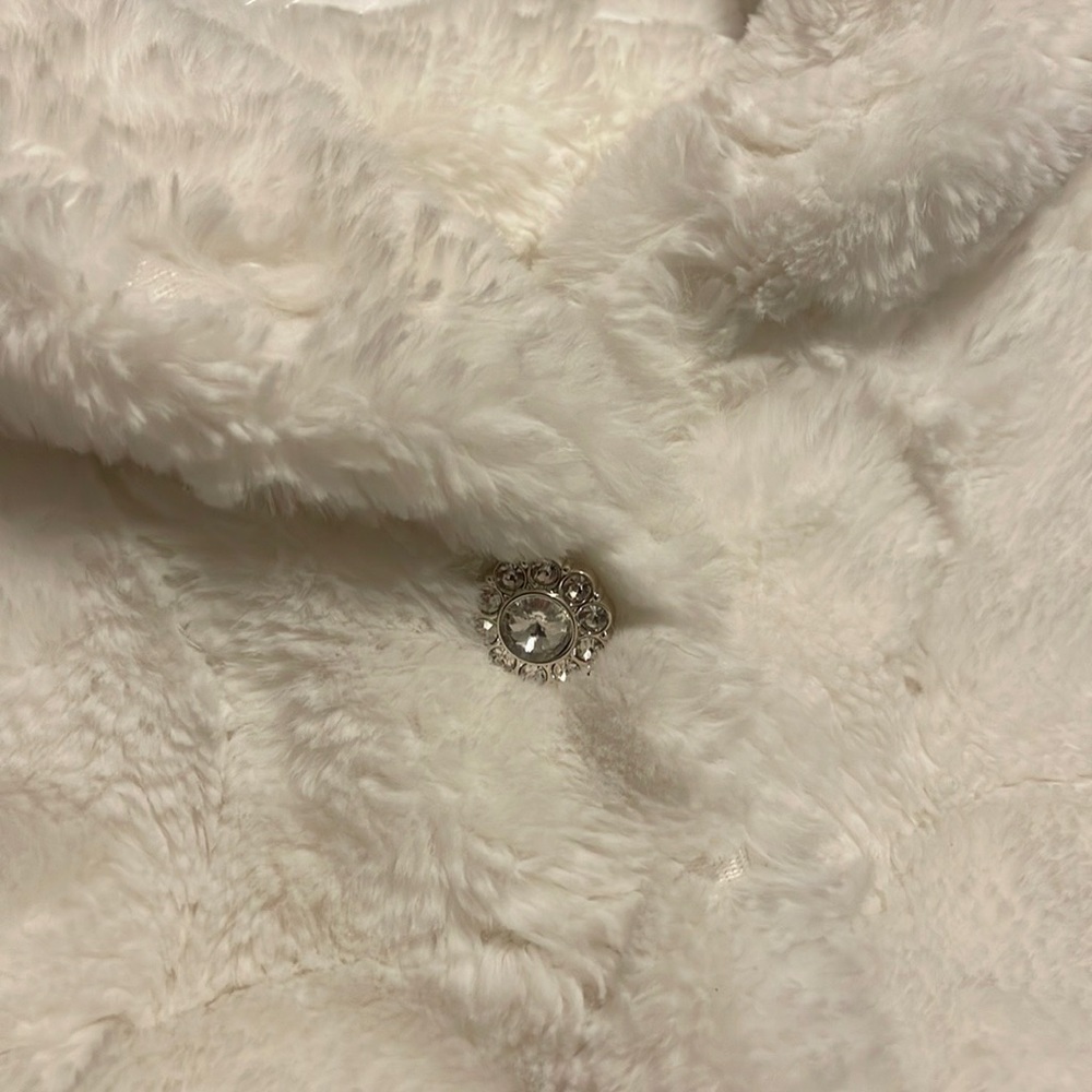 Nina Leonard Faux Fur White Caplet - Picture 2 of 6